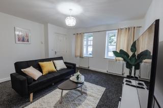 Spacious Peterborough PE1 3BR House For Short & Long Stay With Free Parking, WiFi & Garden, Contractors & Family Friendly - 9