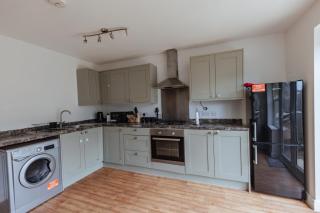 Spacious Peterborough PE1 3BR House For Short & Long Stay With Free Parking, WiFi & Garden, Contractors & Family Friendly - 3