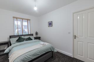 Spacious Peterborough PE1 3BR House For Short & Long Stay With Free Parking, WiFi & Garden, Contractors & Family Friendly - 1