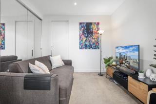 Poolside 2-Bed Apartment in South Yarra - 9