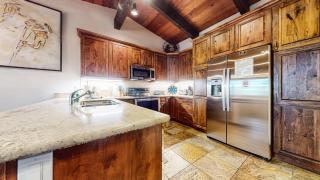 Mammoth Estates 3 Bdrm Condos - Walking Distance to The Village Gondola Station - 2