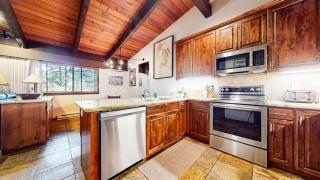 Mammoth Estates 3 Bdrm Condos - Walking Distance to The Village Gondola Station - 1