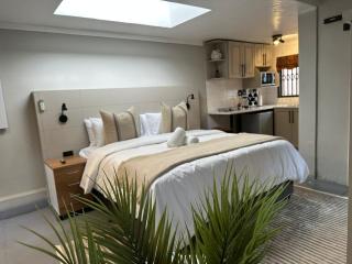 Koi liv-Inn Bedfordview ll Modern Guest House Near OR Tambo - 6