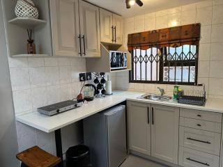 Koi liv-Inn Bedfordview ll Modern Guest House Near OR Tambo - 4