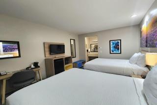Days Inn & Suites by Wyndham Katy - 4