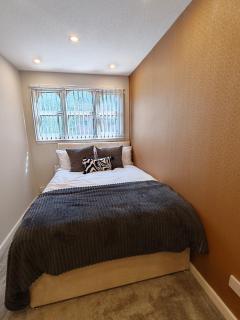 Solihull Luxury Escape Park Views & Hot Tub 5 Bedrooms 5 King and Double Beds 2 Full Bathrooms -3 WC 10 Guests- LWB Van Parking Off Solihull Bypass NR NEC BHX JLR & More by Samina, ARZ Stays - 8