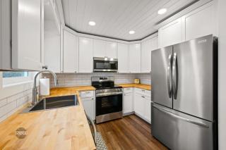Adorable Downtown Cottage - Walk to Shops & Cafes - 3