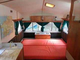 Vintage 70s caravan off-grid with rainwater shower - 7