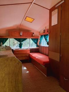 Vintage 70s caravan off-grid with rainwater shower - 4