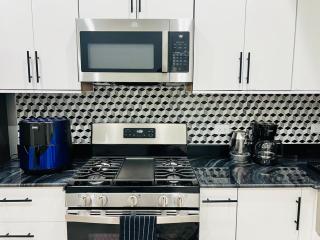 Modern Home 4BR-3BA near Public Transit and WFH - 7