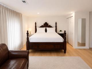 Parkside luxury suite and EV station - 5