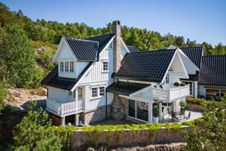 Beach House With Multiple Terraces In Holmsbu - 0