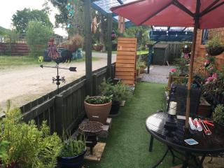 The Summerhouse Cabin - Sleeps 2 - Breakfast Provided - 8