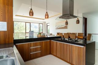 Magenta Hill View Villa 6 Bedrooms With a Private Swimming Pool and a Movie Room - Bandung - 2