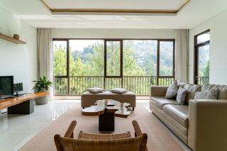 Magenta Hill View Villa 6 Bedrooms With a Private Swimming Pool and a Movie Room - Bandung - 1