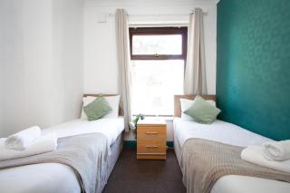 Spacious 2BR in Chadderton Near Manchester - 8