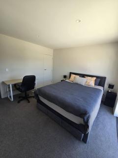Affordable room - comes with entire house - 0