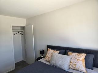 Affordable room - comes with entire house - 7