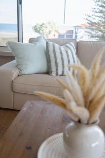 Princes Beach Cottage, sea views, BBQ & fireplace - 7