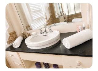 The Belford Hideaway - Large King Bedroom With Luxury Ensuite Free Parking & WiFi - 2