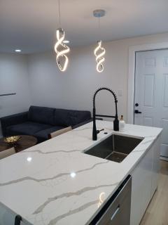 Bright Modern 2BR, Close to Downtown - 8