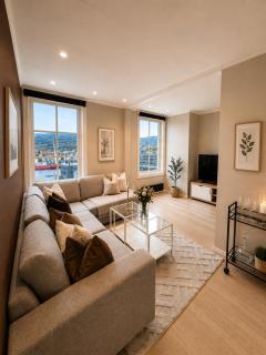 Bright Nordic apartment with sea & mountain views - 9