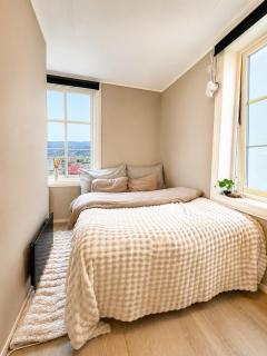 Bright Nordic apartment with sea & mountain views - 6