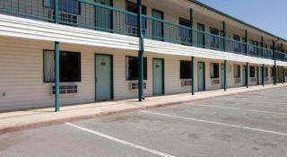 Econo Lodge Inn & Suites Enid South - 1