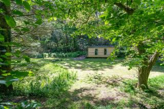 Nutsford House Woodland Hut - 9
