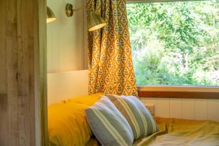 Nutsford House Woodland Hut - 6