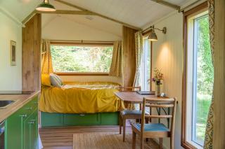 Nutsford House Woodland Hut - 5