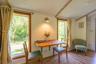 Nutsford House Woodland Hut - 1