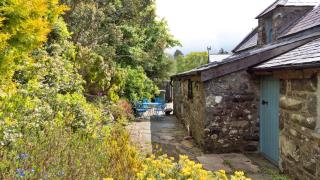 Y Cwtch - 1