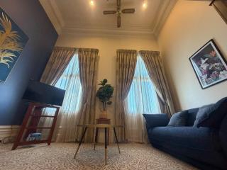 Iconic OGB 1-Bed Apartment -Gym, Pool and Carpark - 4