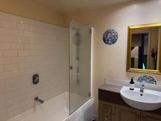 Iconic OGB 1-Bed Apartment -Gym, Pool and Carpark - 1