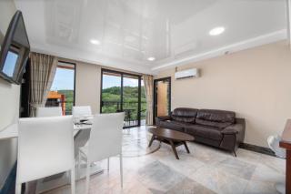 Spacious 2-BR apartment top floor, NaiHarn Beach - 0