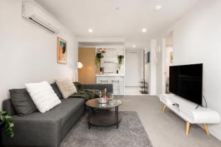 Modern CBD 2BR Free Parking & Stunning City Views - 6