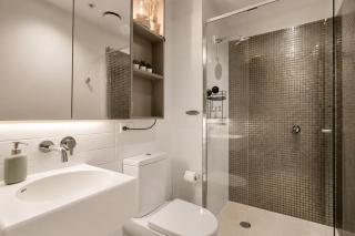 Modern CBD 2BR Free Parking & Stunning City Views - 5
