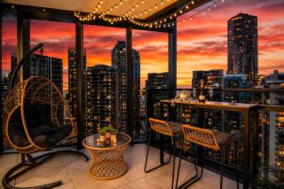 Skyline 2BR Sunset Retreat Balcony Bar & Views - 9