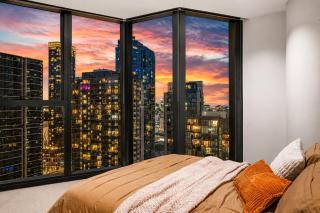 Skyline 2BR Sunset Retreat Balcony Bar & Views - 8