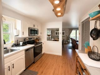 Little Longbow Lakefront Chalet - 8