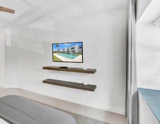 Bayfront 2 Bedroom Condo with Skyline Views - 2