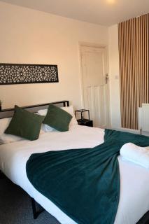 3 bedroom House with Free Parking - 1