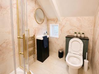 Stylish Cardiff Stay for 4 - Free Parking - 4