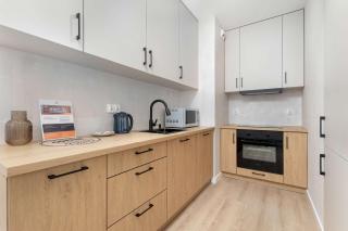 Cozy Apartment with Parking and Workspace by Noclegi Renters - 9