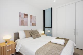 Modern CBD-Edge 2BR Apartment with City Views, Pool, Gym & Sauna in West Melbourne, Near Queen Victoria Market & Marvel Stadium - 7