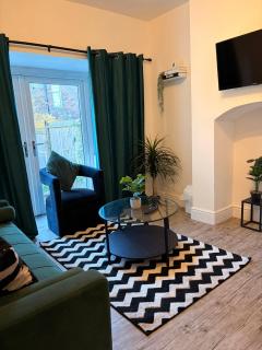 3 bedroom House with Free Parking - 3