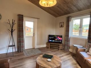 Azalea Lodge 1 with Wood Burning Hot Tub - 7