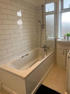 3 bedroom House with Free Parking - 5