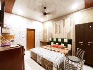 REGAL HOMESTAYS - Budget & Smart Rooms - 0